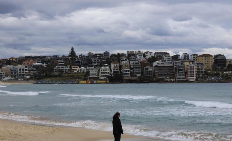 TIROTEO SÍDNEY | Dos detenidos tras un presunto ataque a tiros contra bañistas en la playa australiana de Bondi