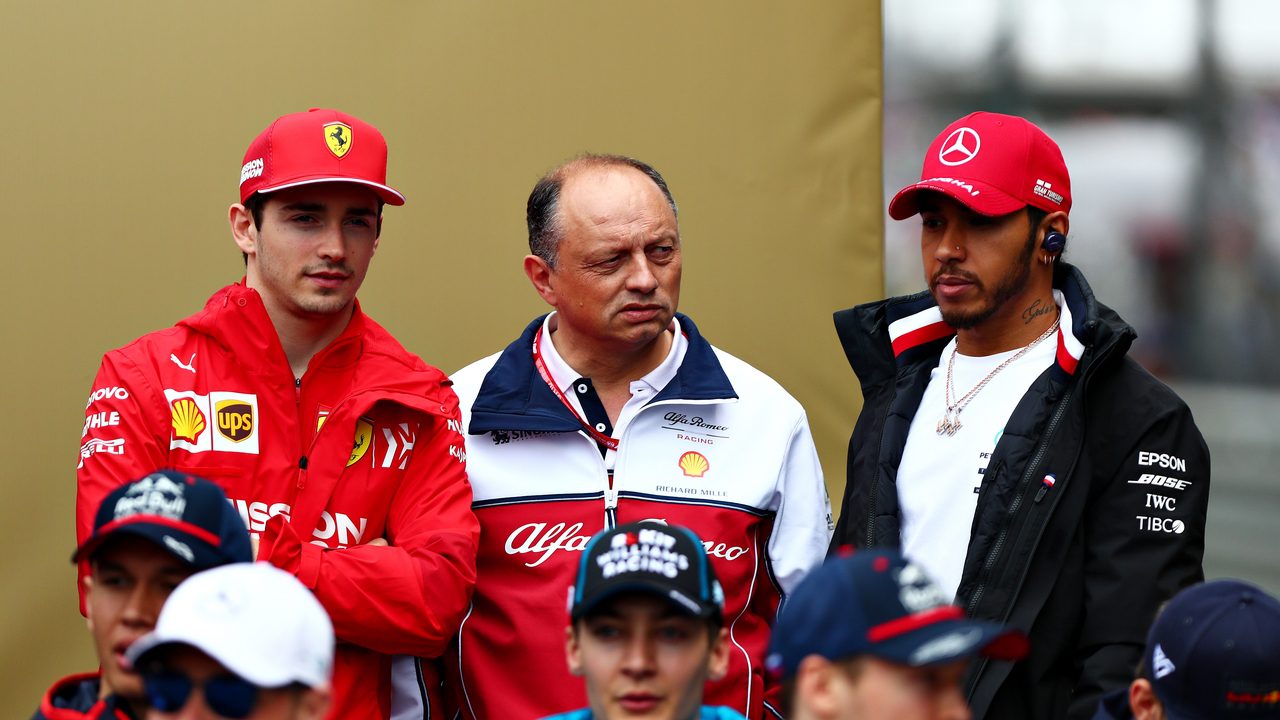 El jefe de Ferrari responde a las constantes críticas de Hamilton y Leclerc: «No presto atención…»