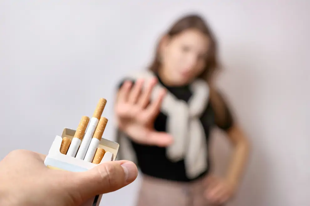 La niña deja de fumar.