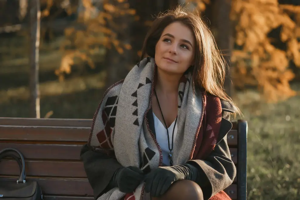 chica en el parque en invierno