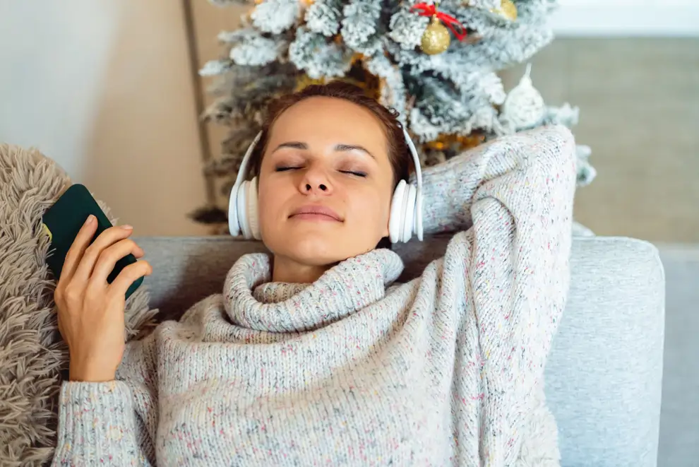 niña escucha musica