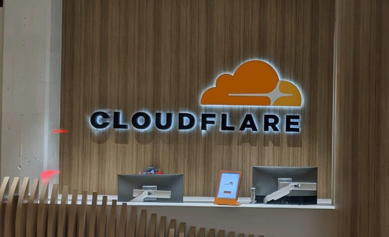 LinkedIn, Decathlon, Downdetector y decenas de webs no funcionan: Cloudflare vuelve a caerse