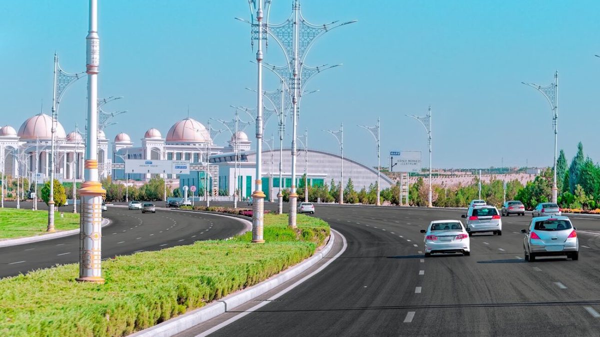 el país en el que todos los coches deben ser blancos y si hay uno de otro color lo retiran de la carretera