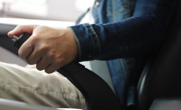 El freno de mano no es para tirar con rabia: riesgos y consejos para no acabar en el taller 