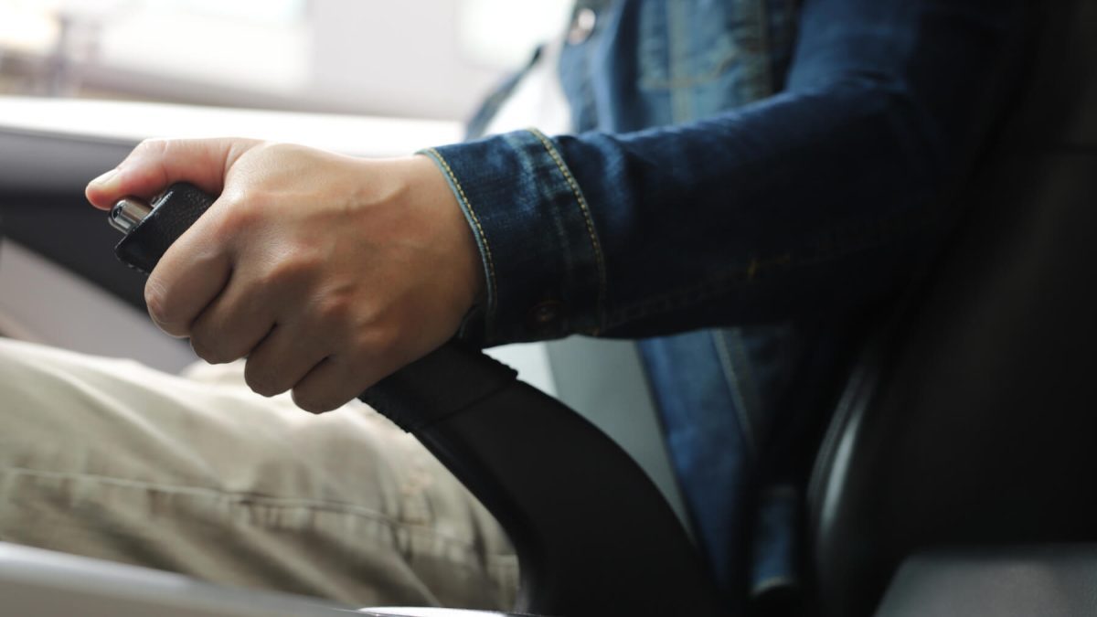 El freno de mano no es para tirar con rabia: riesgos y consejos para no acabar en el taller 