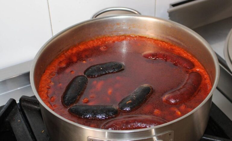 la mejor fabada del mundo de 2025 se come en un acogedor restaurante asturiano a pie de carretera y al lado de una conocida estación