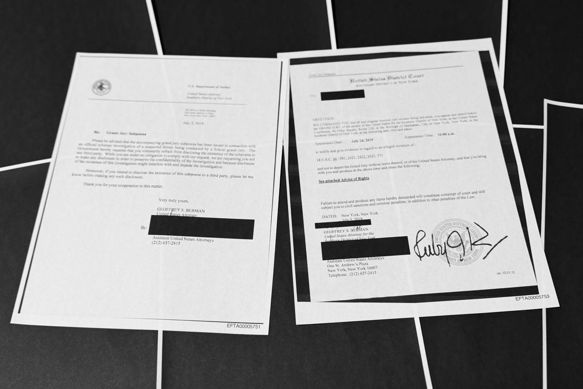 Las páginas que muestran las citaciones del gran jurado de Nueva York emitidas sobre la investigación de Jeffrey Epstein y Ghislaine Maxwell, y luego las páginas de redacciones que siguen, en este documento publicado por el Departamento de Justicia de EE. UU., están fotografiadas el viernes 19 de diciembre de 2025 en Washington. (Foto AP/Jon Elswick)