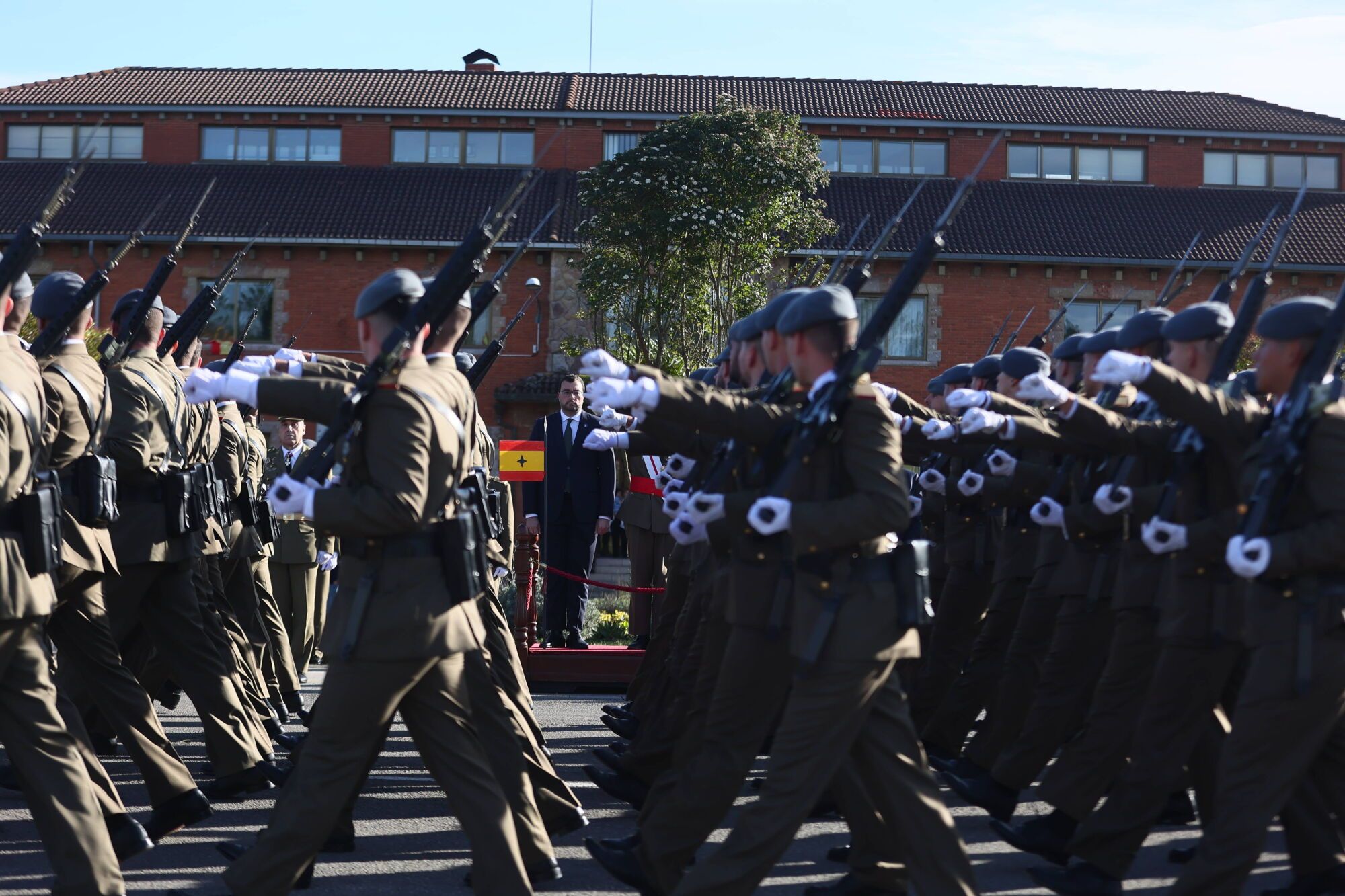 EN IMÁGENES: El acuartelamiento "Cabo Noval" se vistió esta mañana de gala para celebrar el día de la Inmaculada