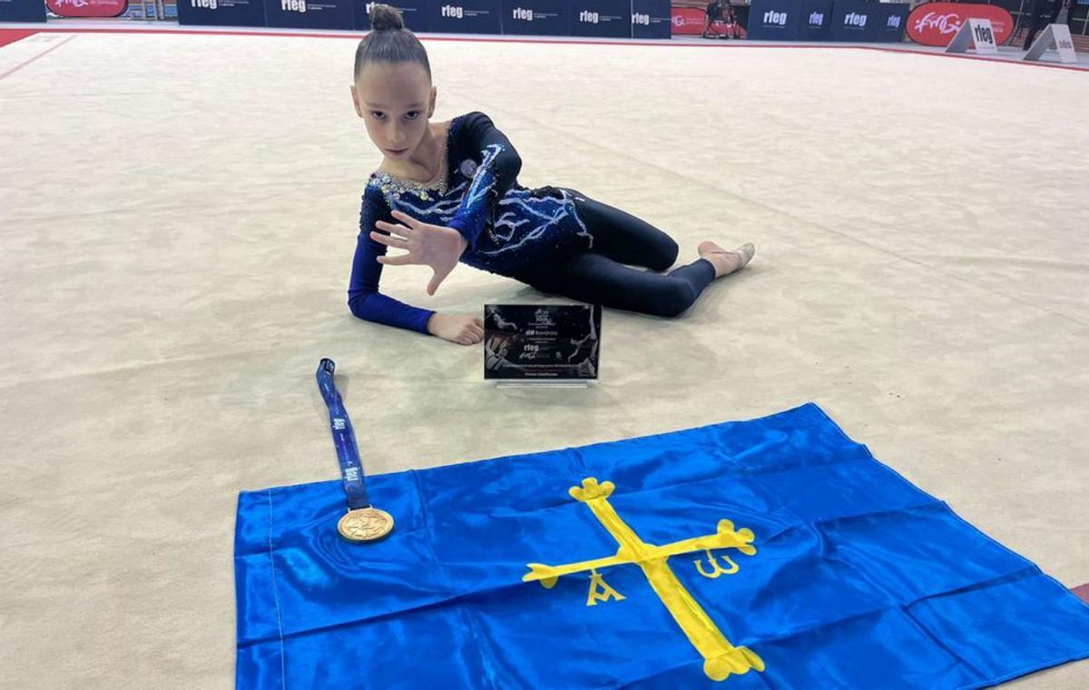 Alén Martínez, con su medalla y la bandera asturiana | FOTO PROPORCIONADA A LNE