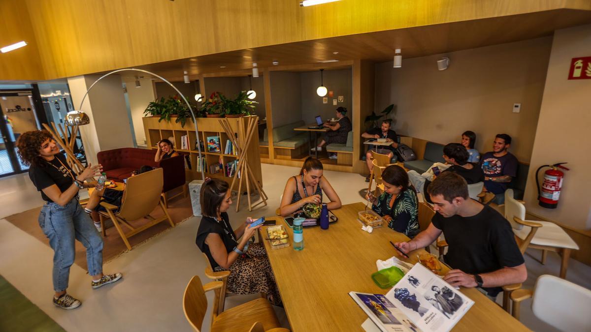 Vicente Ruiz, propietario de un ‘coworking’, sobre la rentabilidad de montar este negocio: «Lo poco que ganamos cada año lo reinvertimos para abrir otro»
