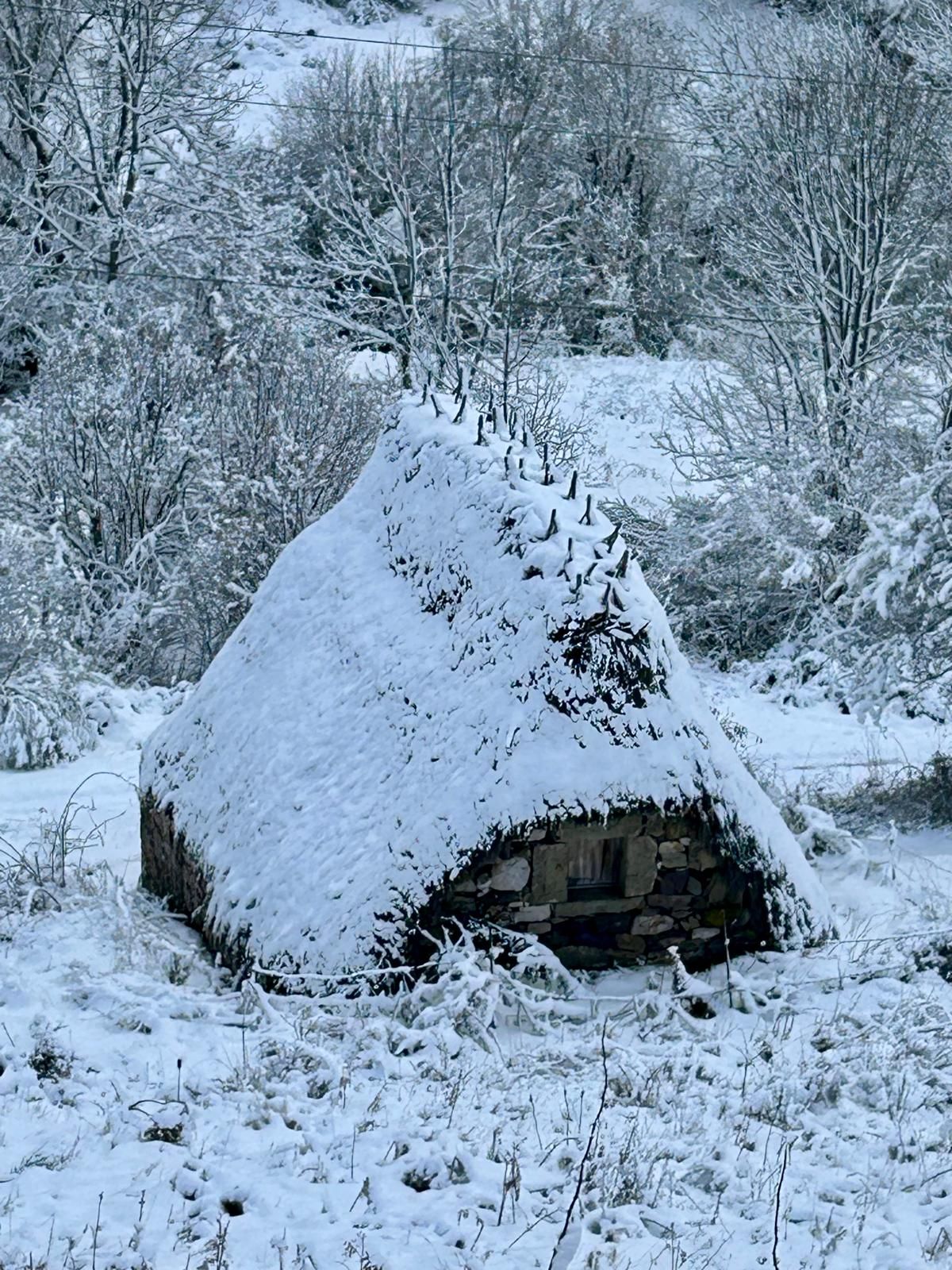 EN FOTOS: La imagen navideña que luce Somiedo, uno de los principales destinos del puente festivo en Asturias