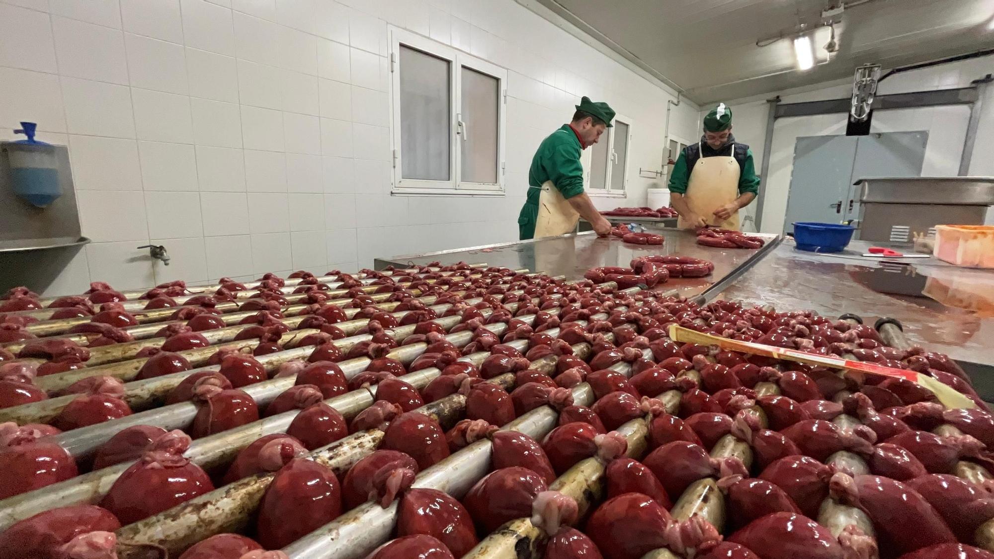 EN FOTOS: Así elaboran embutidos en La Venta, una empresa de Mallecina (Salas) con más de 70 años de historia