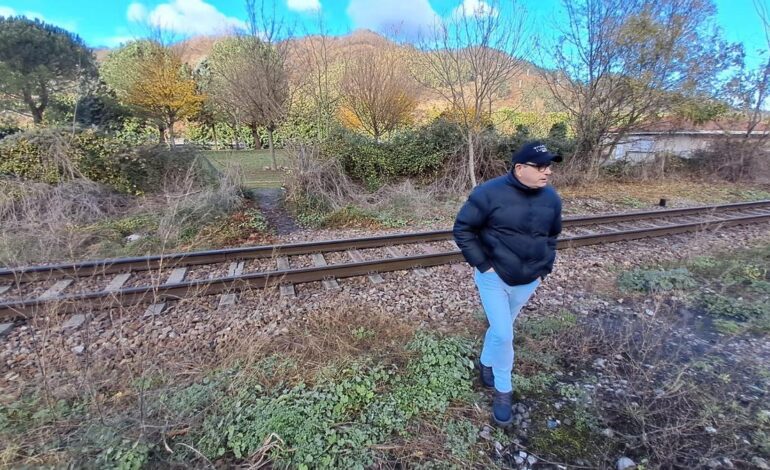 SEGURIDAD VIAL | “No queremos otra tragedia”: El Ayuntamiento de Mieres presiona. con los vecinos, a Adif para proteger la travesía ferroviaria de Figaredo