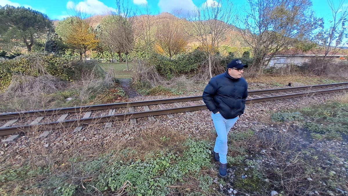 SEGURIDAD VIAL | “No queremos otra tragedia”: El Ayuntamiento de Mieres presiona. con los vecinos, a Adif para proteger la travesía ferroviaria de Figaredo