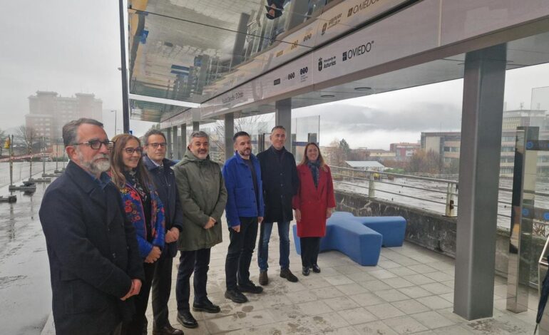 El Cristo ya tiene dos nuevas marquesinas para albergar a los pasajeros de los 307 autobuses que hacen parada en el campus universitario