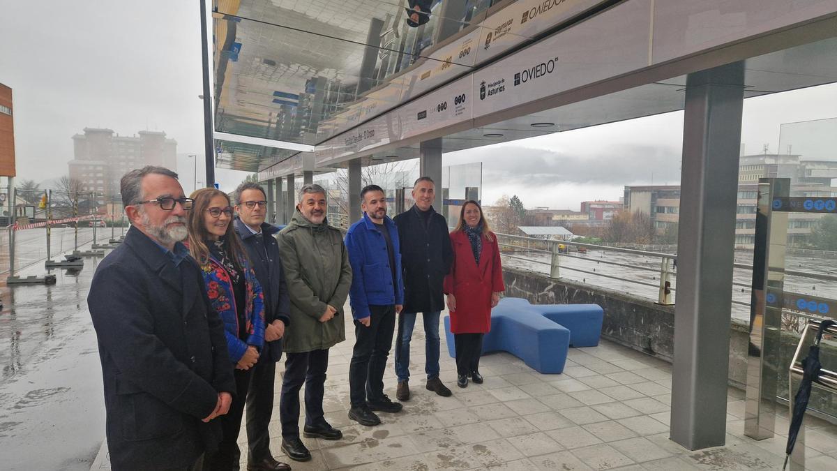 El Cristo ya tiene dos nuevas marquesinas para albergar a los pasajeros de los 307 autobuses que hacen parada en el campus universitario