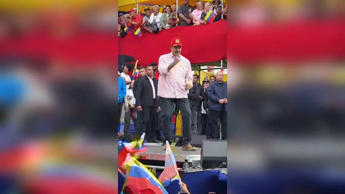 Maduro saca a relucir sus pasos prohibidos al bailar al ritmo de 'Paz, sí'. Guerra no'