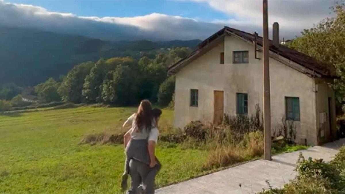 Una pareja de menos de 25 años compra una casa de "más de 40 años abandonada" en el entorno rural asturiano: sin luz, ni fontanería, "cualquier consejo es bienvenido"