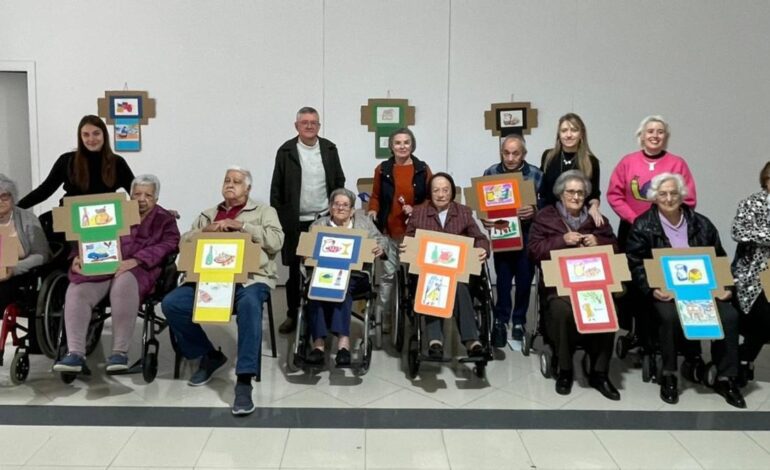 la curiosa exposición de los usuarios de la residencia de Luarca