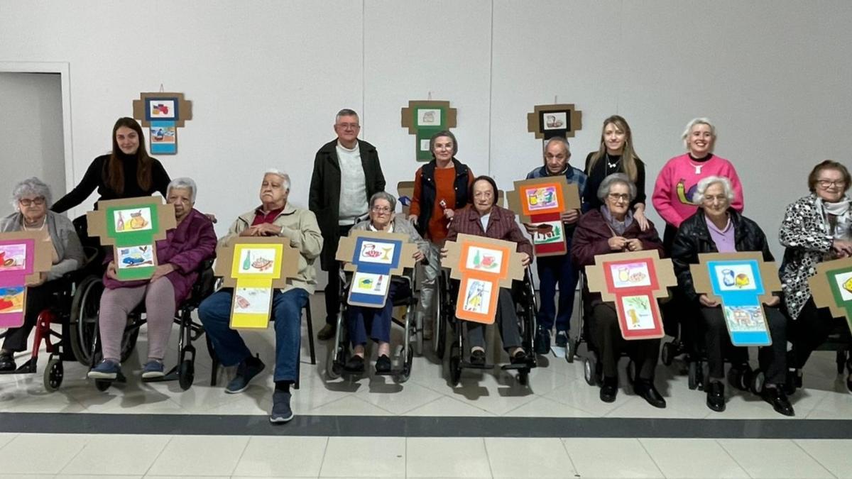 la curiosa exposición de los usuarios de la residencia de Luarca