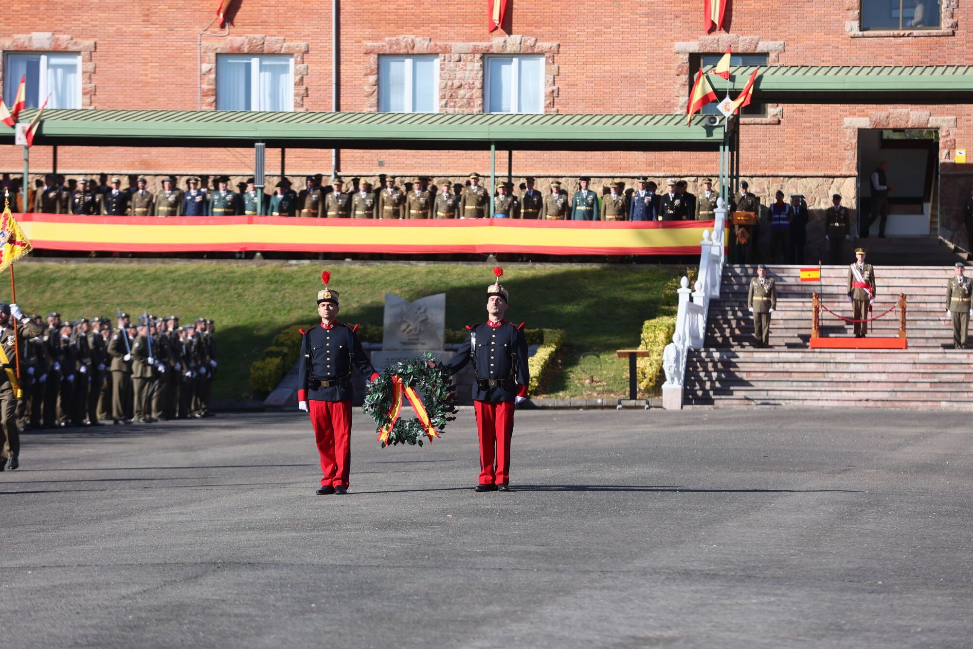 EN IMÁGENES: El acuartelamiento "Cabo Noval" se vistió esta mañana de gala para celebrar el día de la Inmaculada