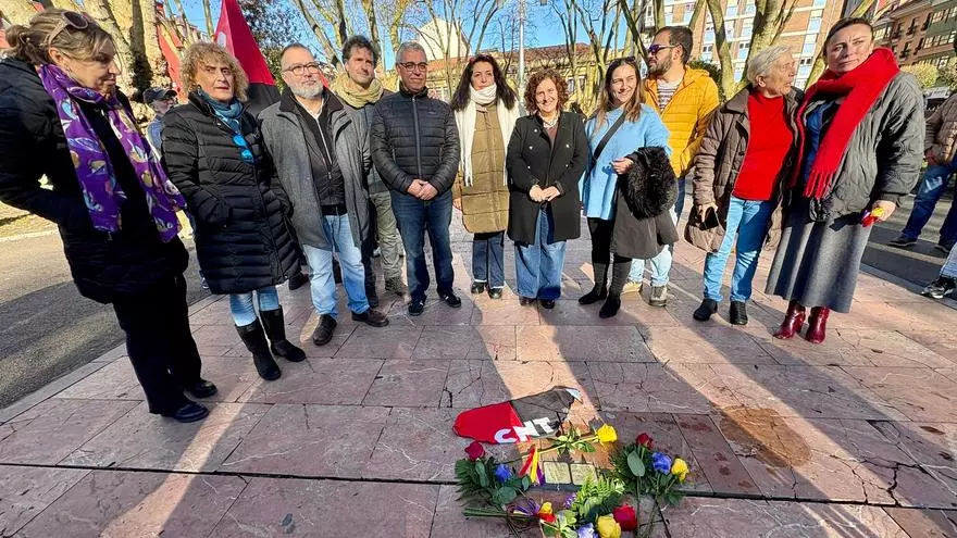 VIDEO: Así fue la colocación del "stolpersteina" en memoria de Roberto Llaneza y Salvador Viñas en el parque Dolores F. Duro de La Felguera