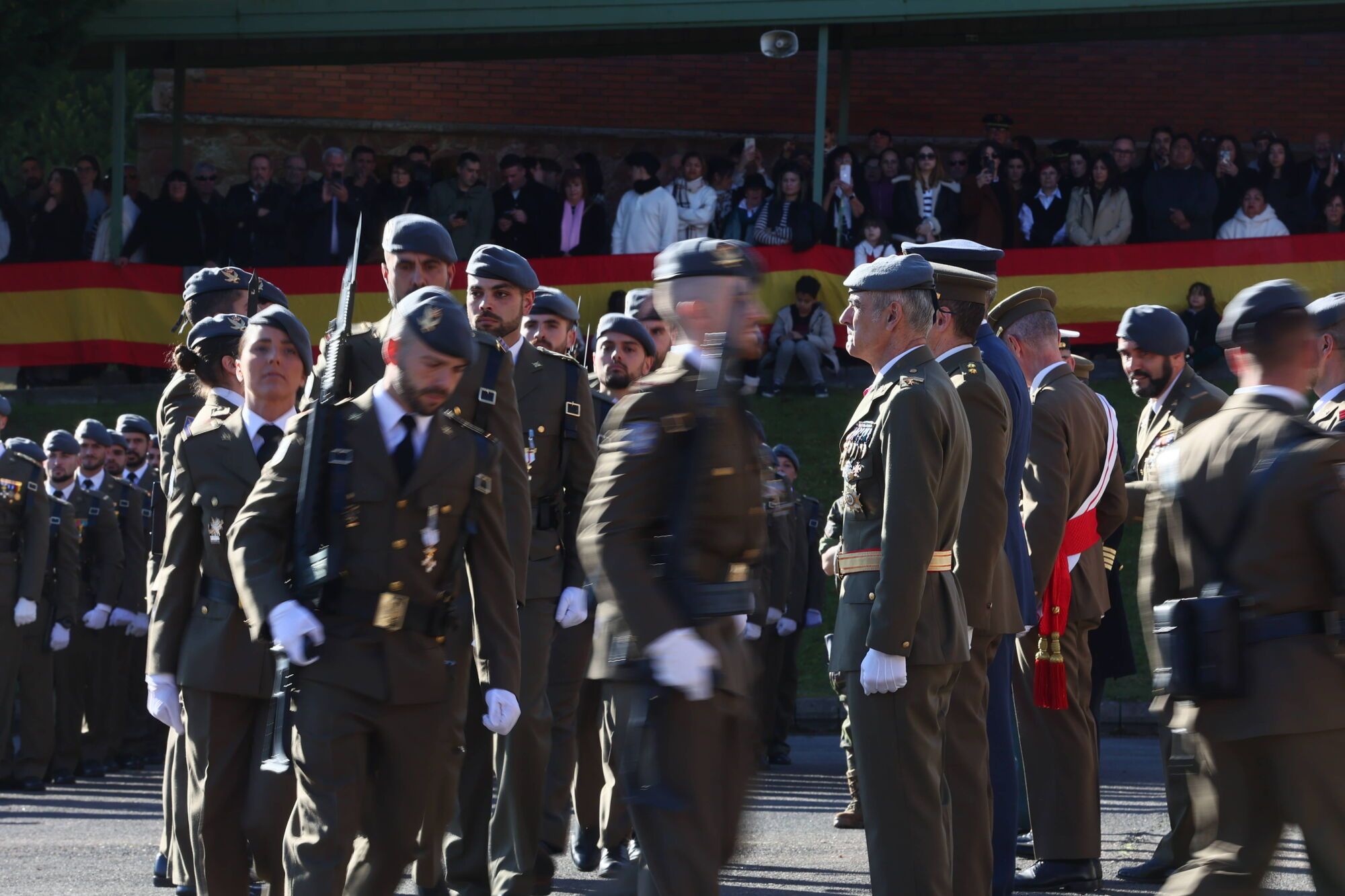 EN IMÁGENES: El acuartelamiento "Cabo Noval" se vistió esta mañana de gala para celebrar el día de la Inmaculada