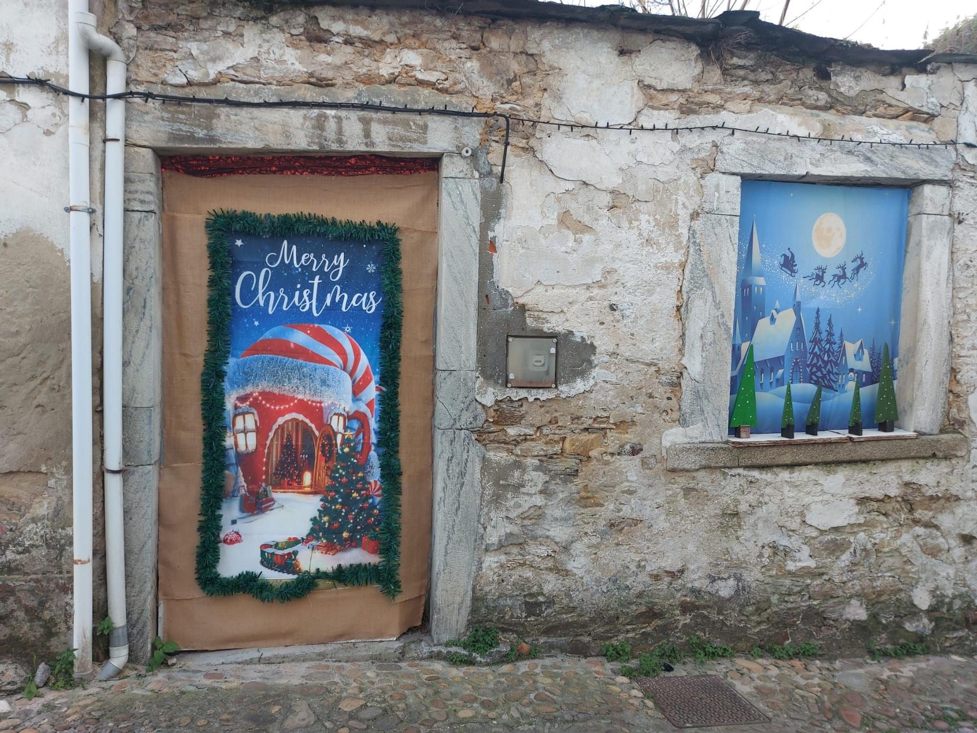En imágenes: Los Amigos del Árbol transforman Castropol en un pequeño cuento navideño