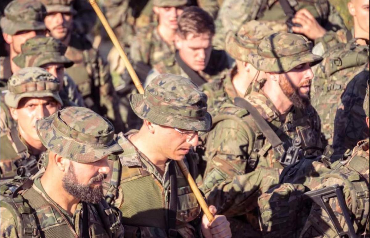 Soldados del Grupo de Artillería de Costa, regresando de una marcha en San Fernando (Cádiz) en enero de 2024.