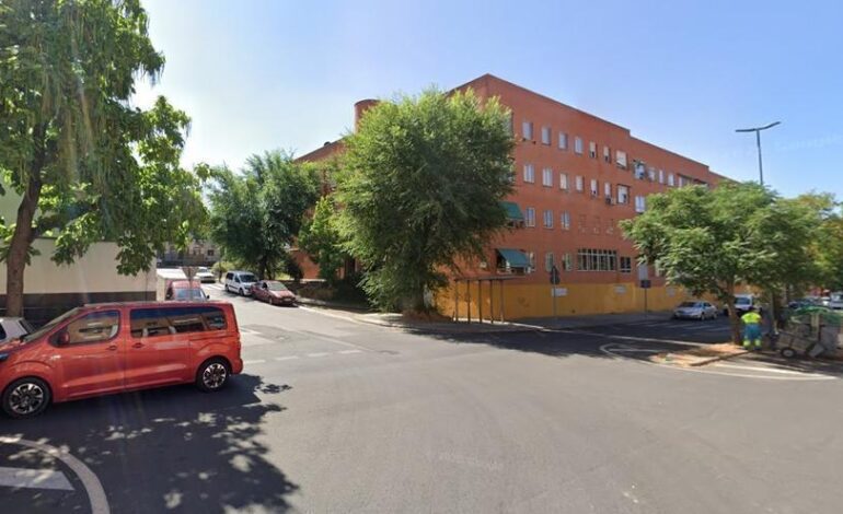 PELEA MULTITUDINARIA | Con palos, a patadas y a puñetazo limpio: las imágenes de la pelea con más de 50 implicados en Aldea Moret (Cáceres)