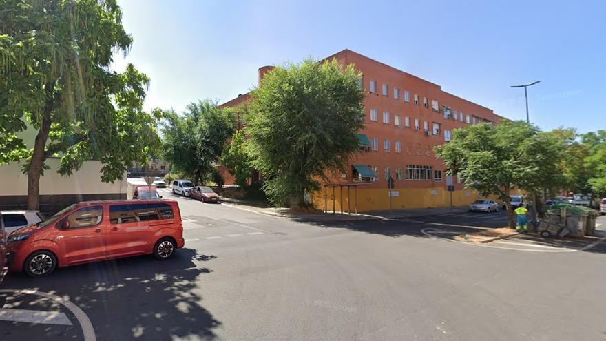 PELEA MULTITUDINARIA | Con palos, a patadas y a puñetazo limpio: las imágenes de la pelea con más de 50 implicados en Aldea Moret (Cáceres)