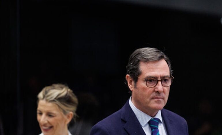 Yolanda Díaz cree inaceptable la subiba del 1,5% del salario mínimo que plantea la CEOE