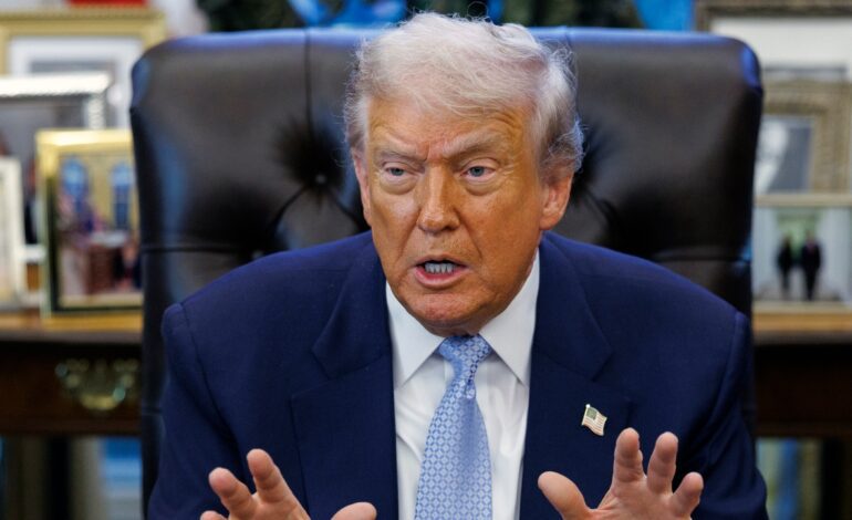 Donald Trump intensifica sus ataques a periodistas con una web en la Casa Blanca para denunciar supuestas noticias falsas