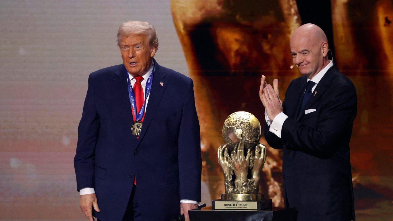 Donald Trump recibe el premio FIFA de la Paz y se rinde a España: «Amo el país»