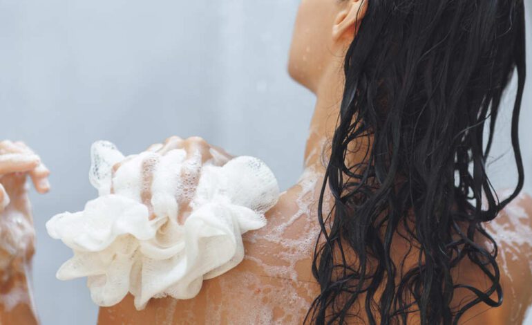 ¿Es bueno ducharse con una esponja? La dermatóloga Mayte Truchuelo resuelve la duda y explica los errores más comunes