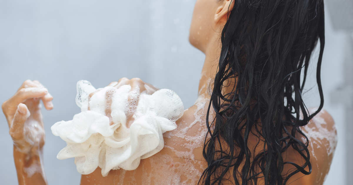 ¿Es bueno ducharse con una esponja? La dermatóloga Mayte Truchuelo resuelve la duda y explica los errores más comunes
