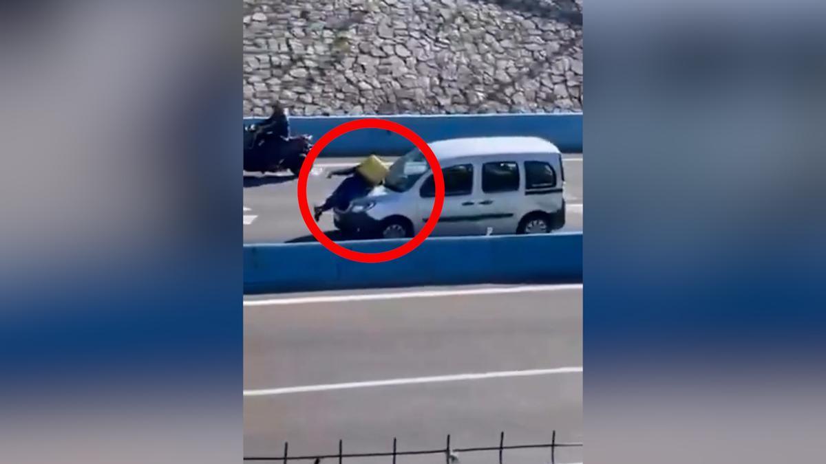 ATROPELLO GLOVO ALGECIRAS | Una furgoneta atropella a un repartidor de Glovo y conduce varios metros con él sobre el capó en Algeciras
