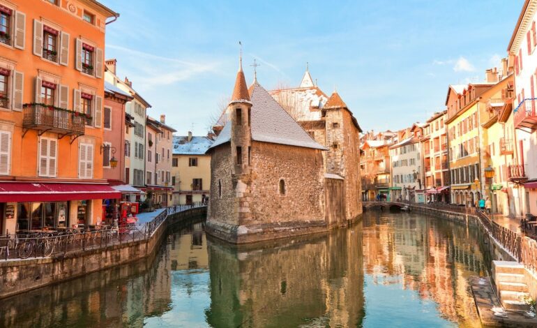 las ciudades de Francia menos típicas que esconden auténticas maravillas