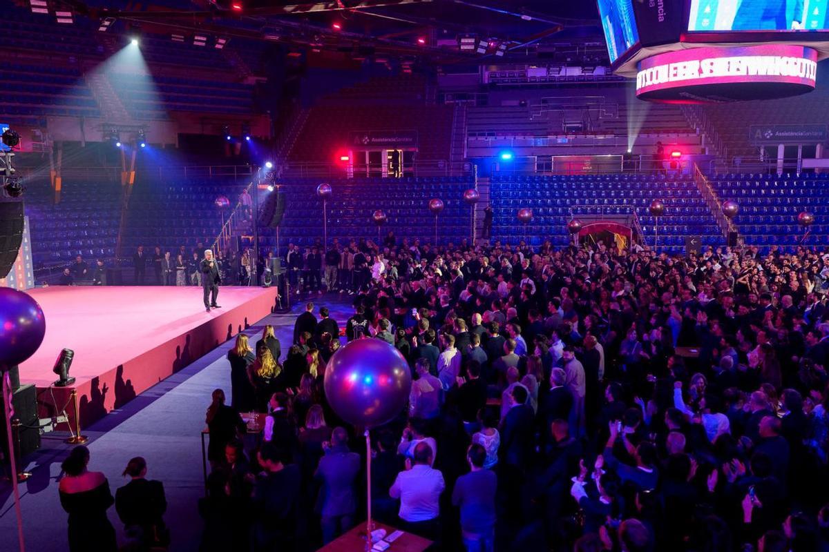 Laporta se dirige a los asistentes a la cena de Navidad del Barça.