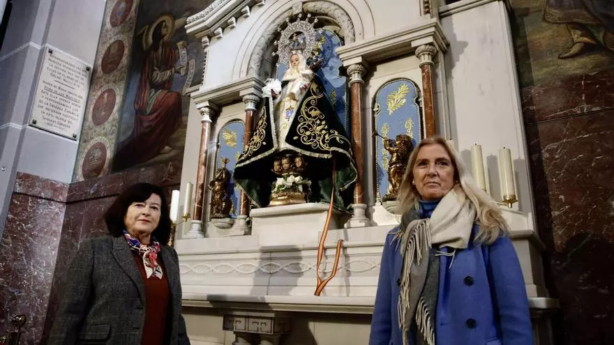 La Santina de la Basílica de Gijón estrena manto verde: "La idea es ponernos blancos pronto para tener todos los colores litúrgicos."