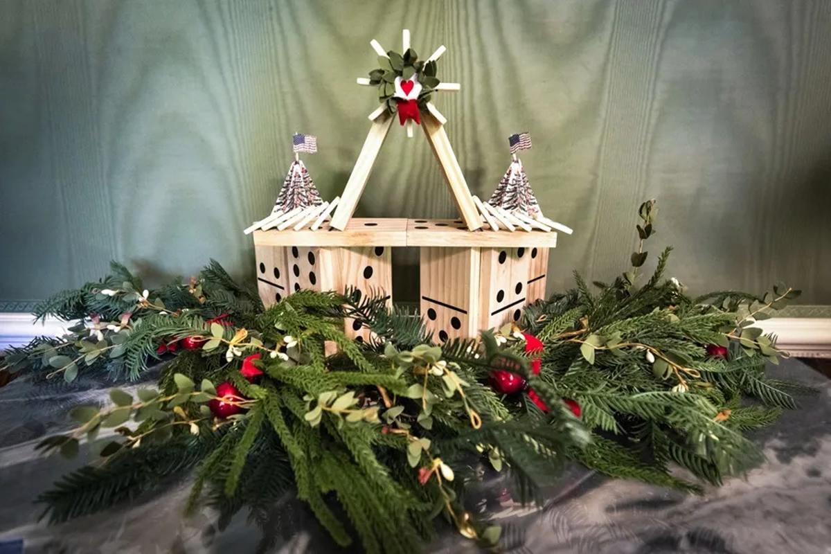 Una corona con fichas de dominó en el Salón Verde de la Casa Blanca, en Washington.