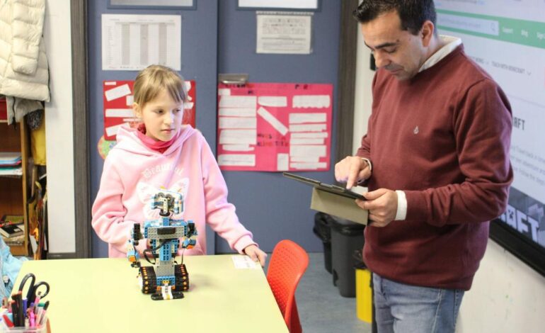 HORA DEL CÓDIGO | Del Minecraft al robot que se tira pedos: Los ingenieros informáticos buscan hacer cantera en Moreda