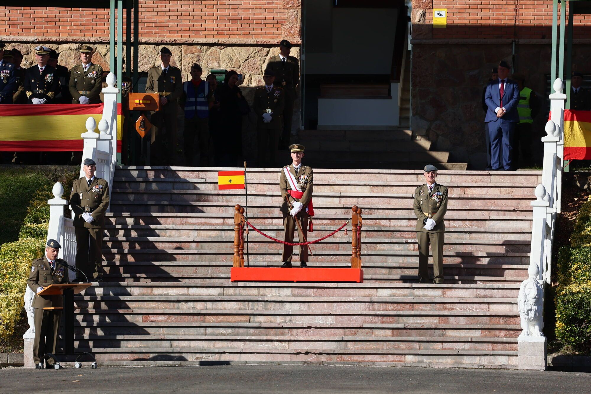 EN IMÁGENES: El acuartelamiento "Cabo Noval" se vistió esta mañana de gala para celebrar el día de la Inmaculada