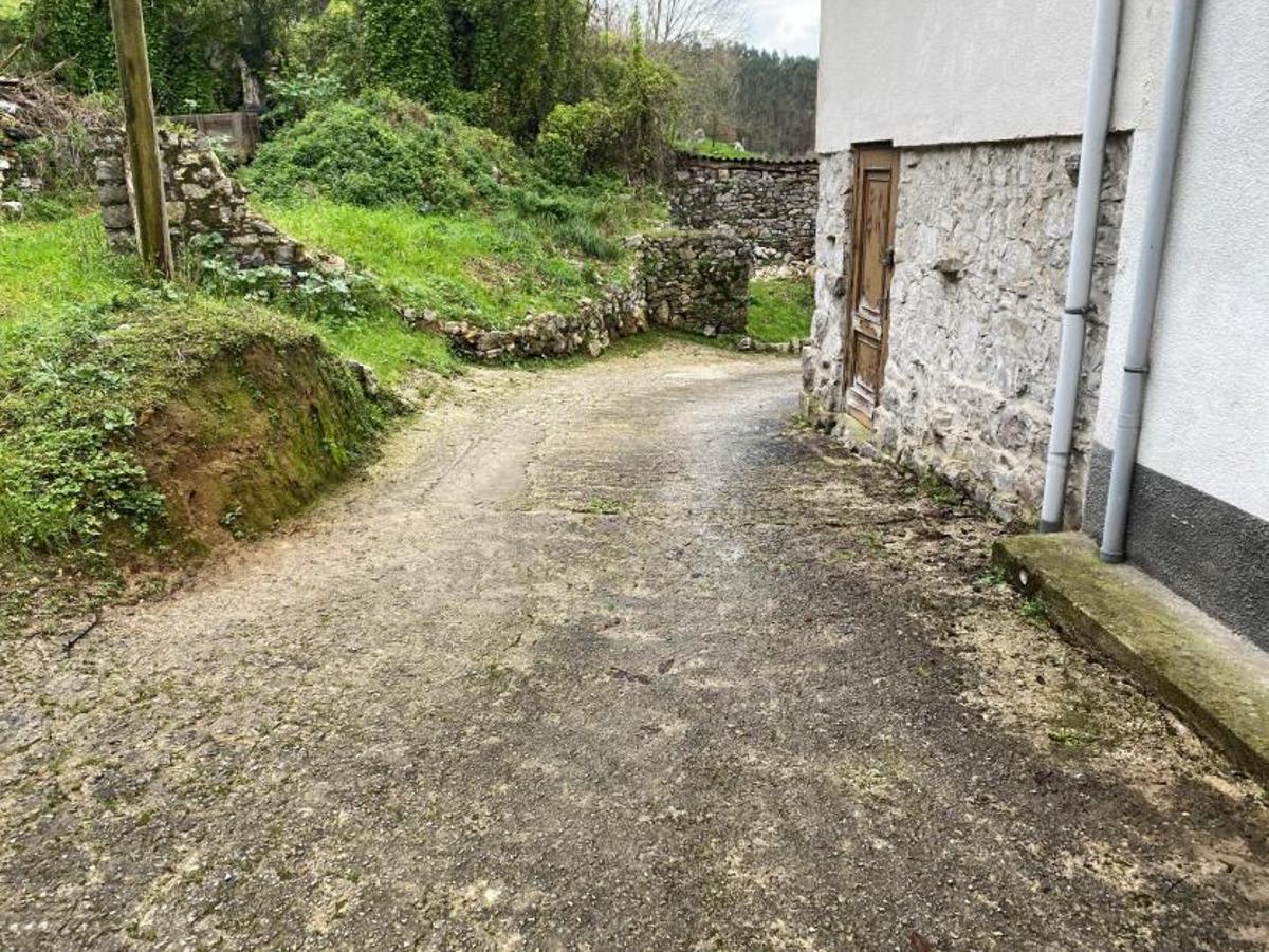 Estado actual de una de las vías a pavimentar en el barrio La Sertal de Vibañu.