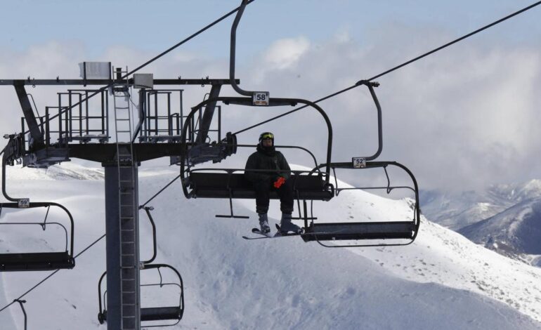POLÉMICA PAJARES | Segundo día de esquí, ya con problemas: Media hora colgados en un telesilla de Pajares a menos diez grados, «nos quedamos helados»