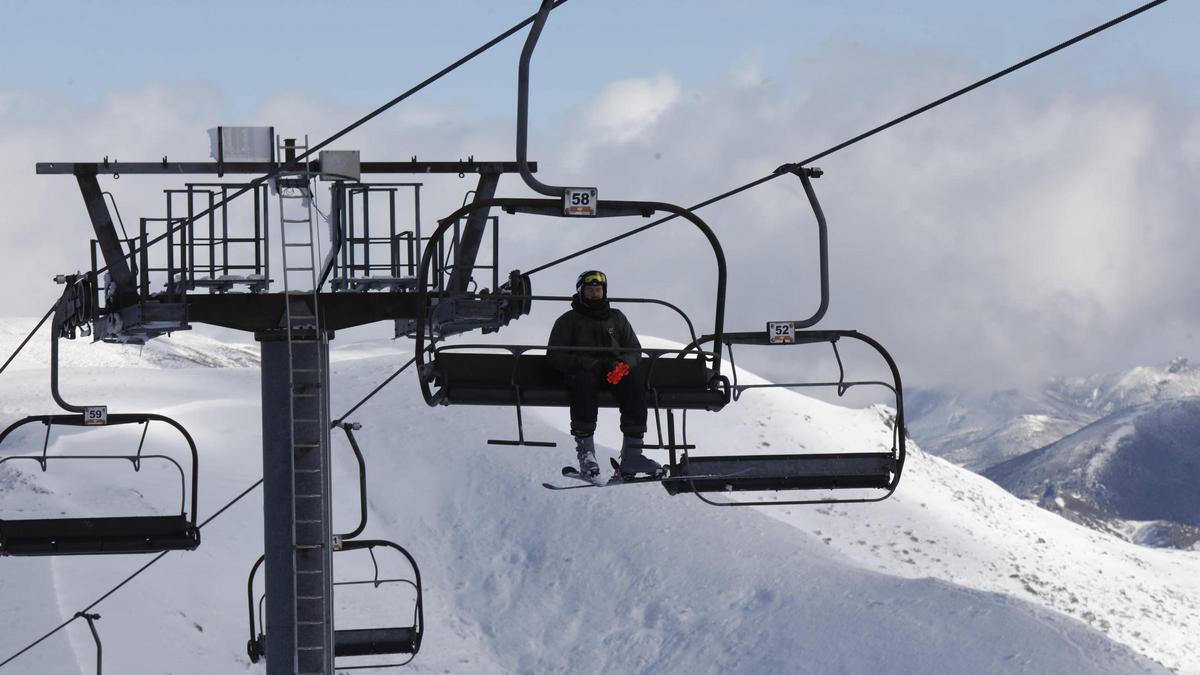 POLÉMICA PAJARES | Segundo día de esquí, ya con problemas: Media hora colgados en un telesilla de Pajares a menos diez grados, «nos quedamos helados»