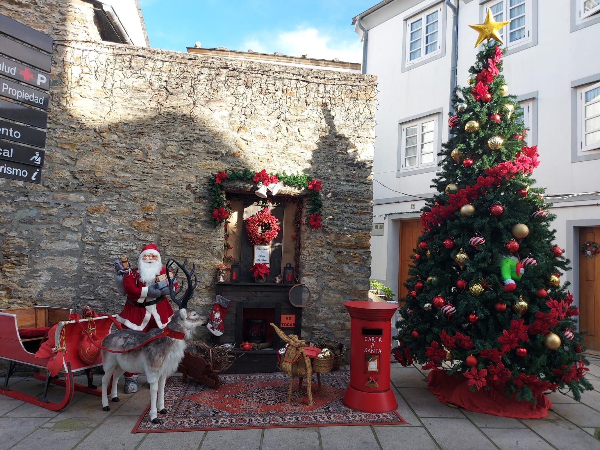 En imágenes: Los Amigos del Árbol transforman Castropol en un pequeño cuento navideño