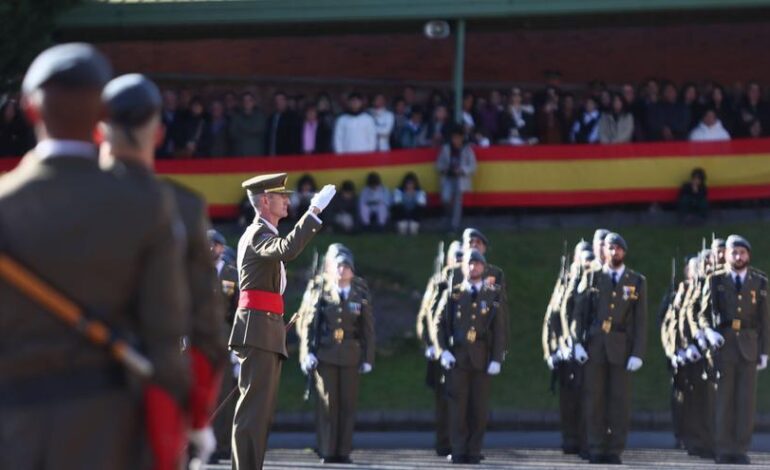 El acuartelamiento «Cabo Noval» se vistió esta mañana de gala para celebrar el día de la Inmaculada