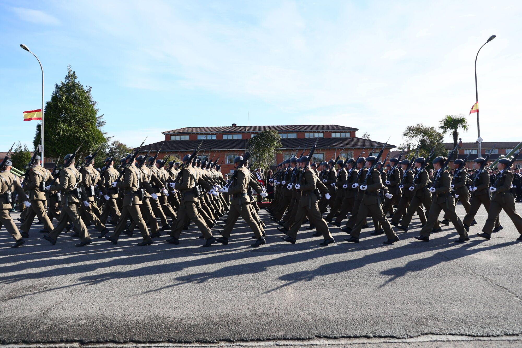 EN IMÁGENES: El acuartelamiento "Cabo Noval" se vistió esta mañana de gala para celebrar el día de la Inmaculada