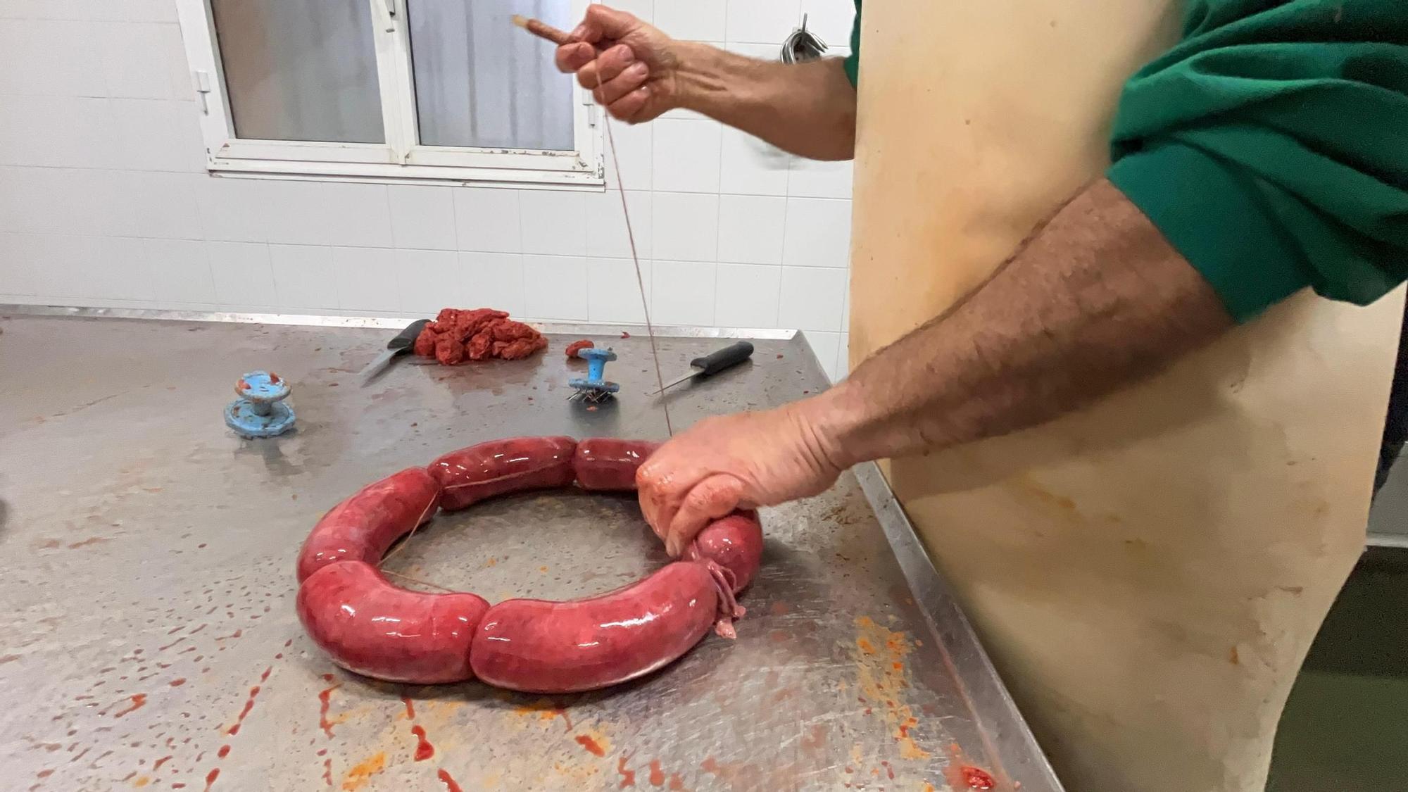 EN FOTOS: Así elaboran embutidos en La Venta, una empresa de Mallecina (Salas) con más de 70 años de historia